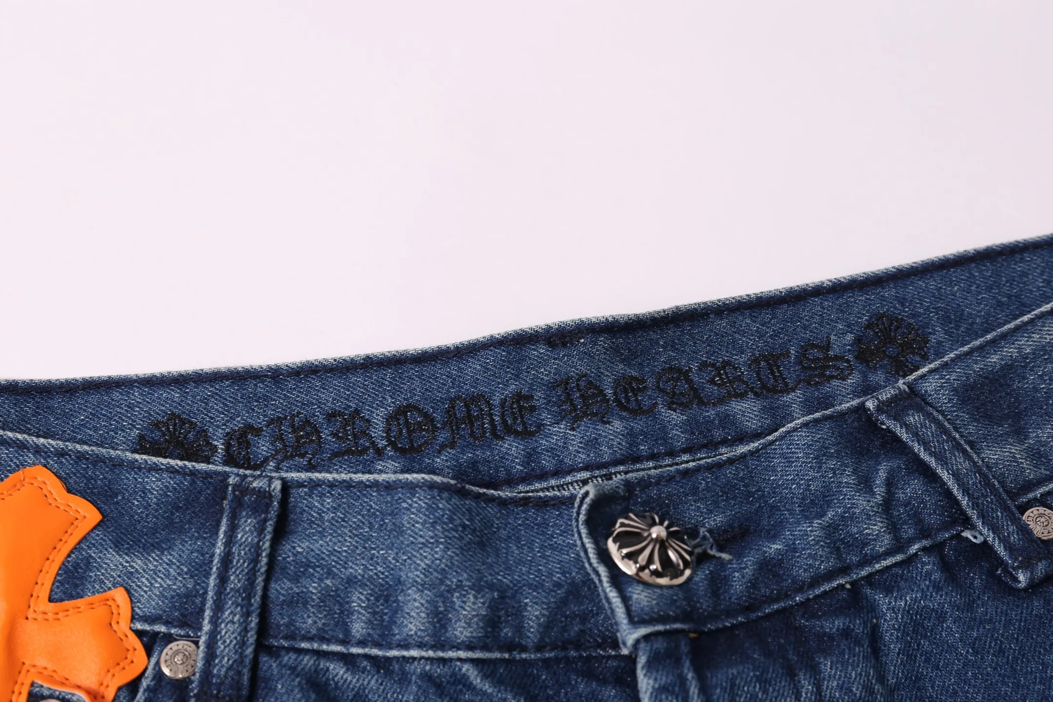P260 Style No.: H880 Chrome Heart & Chrome Heart Blue Pants Orange Peel Metal Cross Patch Leather Jeans ChromeHearts# Design Jeans Invincible Texture Ceiling-Level Jeans Hard to Find at the Counter‼ ️ Cross patchwork leather jeans, top-notch heavy-duty washing process, calfskin laser-cut cross, distressed silver hardware, straight version to make the upper body slimmer, that lesbian style Color: blue Size: 28-30-32-34-36